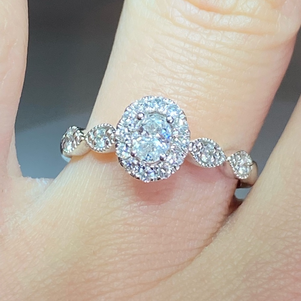 Oval halo engagement ring